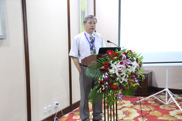 中华林学会常务监事、台湾大学森林系教授邱祁荣做《森林产业与绿色经济》的报告